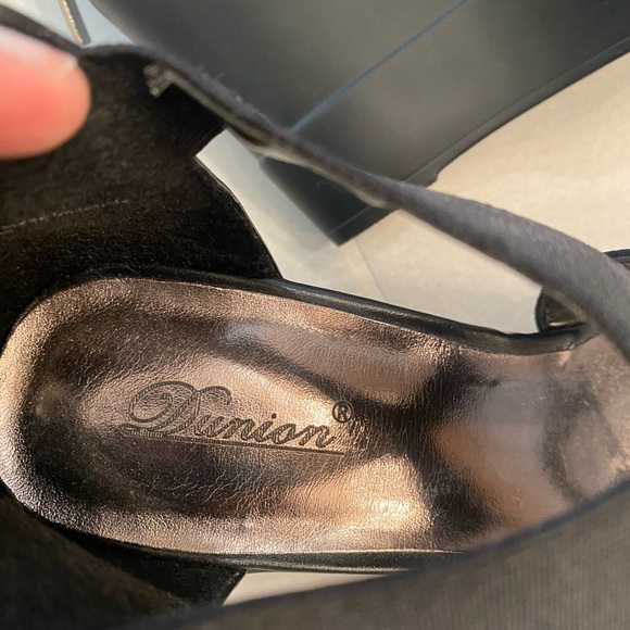 Strappy black heeled shoes. - Picture 2 of 4